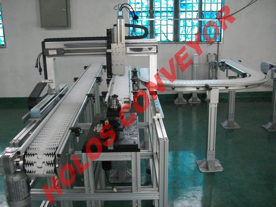 上海赫勒輸送設(shè)備有限公司專業(yè)制造柔性輸送線和柔性輸送系統(tǒng)的企業(yè)，我們從歐洲引進(jìn)的柔性輸送系統(tǒng)可廣泛的應(yīng)用于食品，飲料，卷煙，啤酒，礦泉水，紙箱，卷筒紙，軸承加工，齒輪加工，汽車(chē)零部件生產(chǎn)，醫(yī)藥制藥，電子元件裝配線，包裝線等行業(yè)。